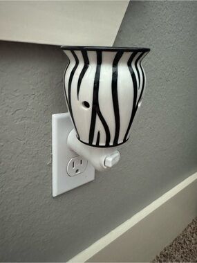 Scentsy Zebra Stripe Ceramic Wall Plug-In - Black and White